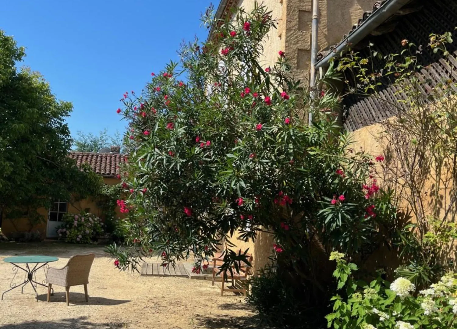 Monguilhem Domaine De Rebert 아파트 홈스테이